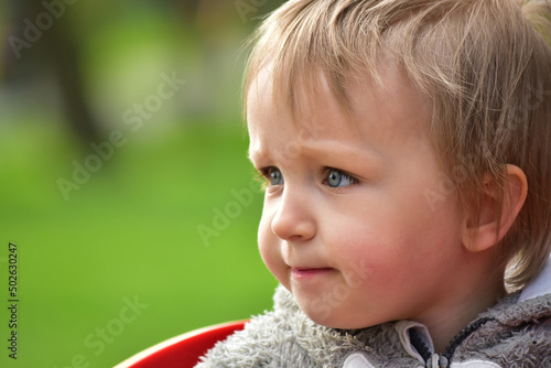 Mały chłopiec bawiący się na placu zabaw