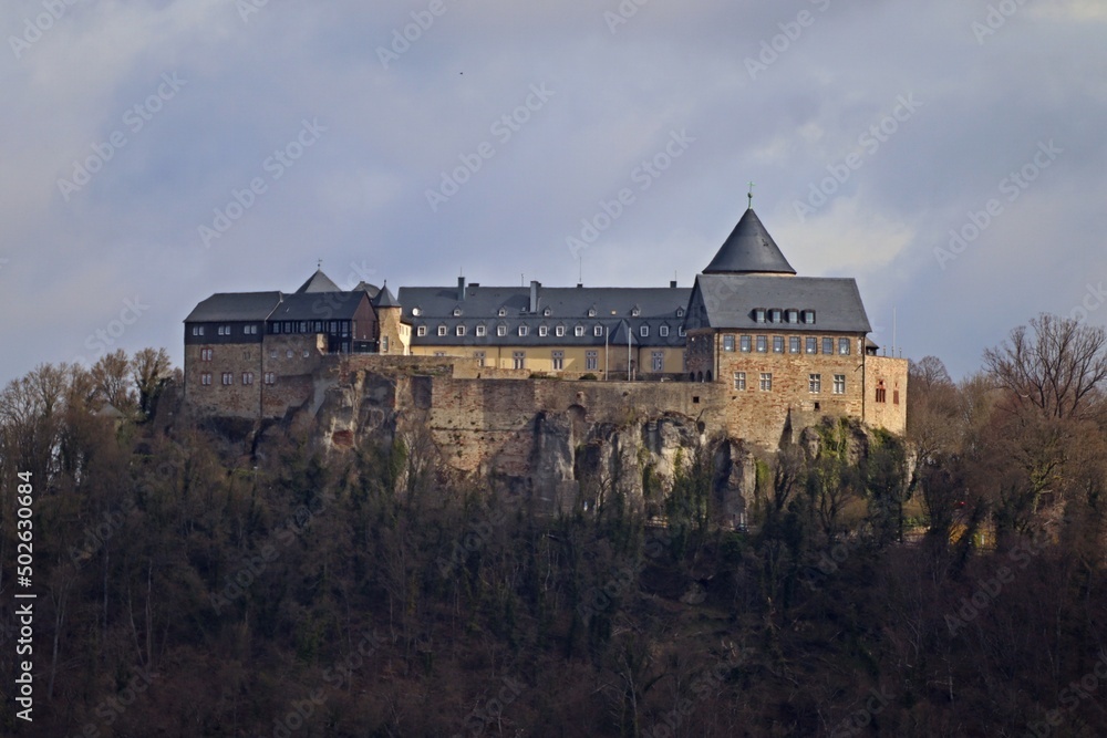 Schloss Waldeck von Süden vor dunklen Wolken im Frühling