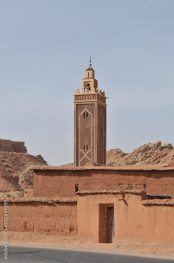 Muros de adobe y minarete de mezquita en la región de Zagora, en el sur de Marruecos