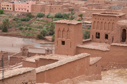 Torres y muros de barro en la kasbah de Ait Ben Haddou en la región de Ouarzazate, en el sur de Marruecos