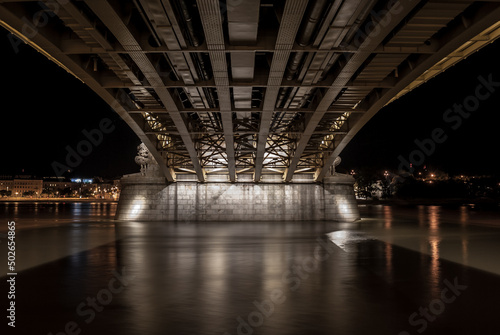 Obraz na płótnie under the margit bridge in budapest, hungaria w salonie