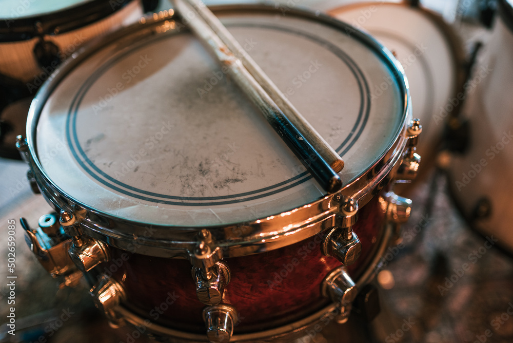 Obraz premium High angle of wooden drumsticks on drum prepared for live performance of rock band in studio