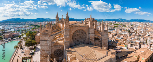 Fotografia, Obraz Aerial view of La Seu, the gothic medieval cathedral of Palma de Mallorca in Spa