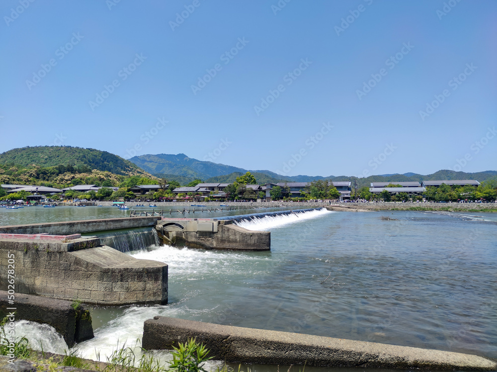 京都の観光名所の嵐山を流れる桂川の一ノ井堰