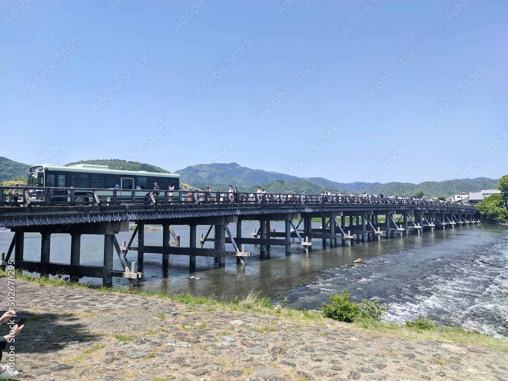 晴れた日の観光シーズンの嵐山の渡月橋