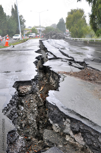 Fotografija Earthquake - Huge cracks appear in city roads.