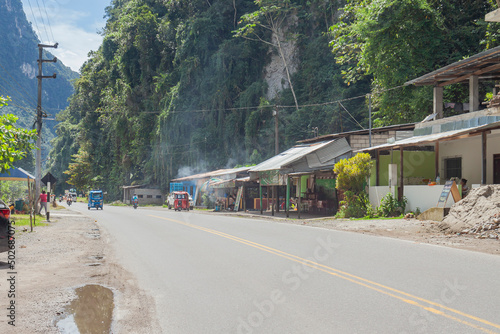 Carretera de pueblo humilde en la sierra medio del paisaje y montañas de la selva © Harold