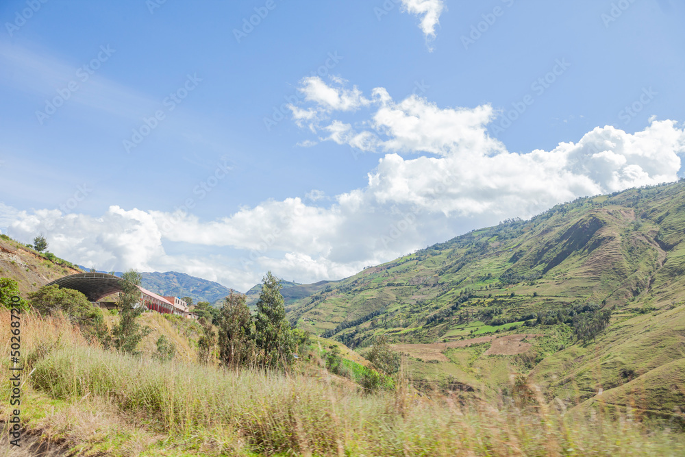 paisaje de la sierra peruana, vegetación, cerros, montañas cielo con nubes