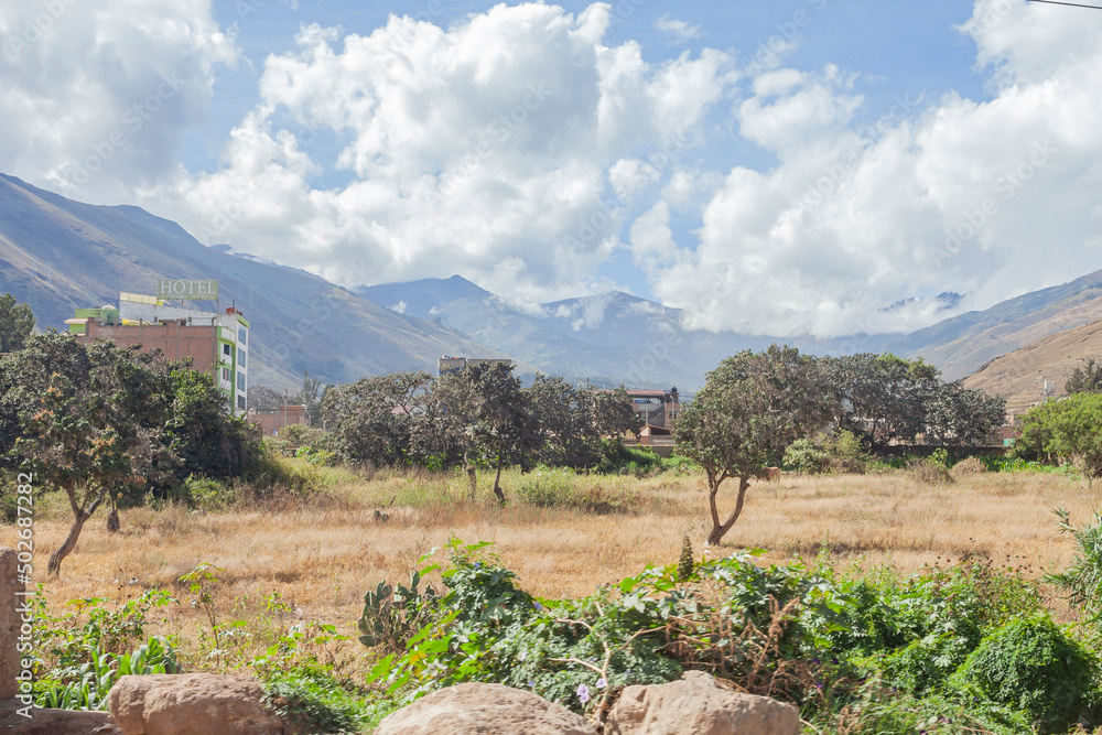 pueblo humilde en la sierra medio del paisaje y montañas de la selva ...