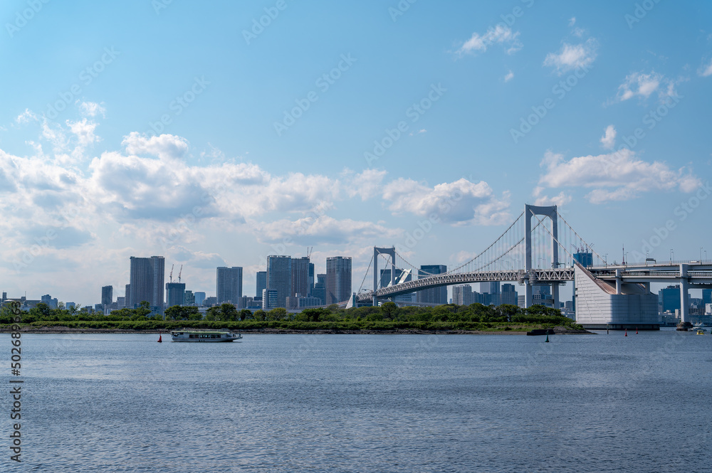 東京都港区台場から見た東京湾を望む都市景観