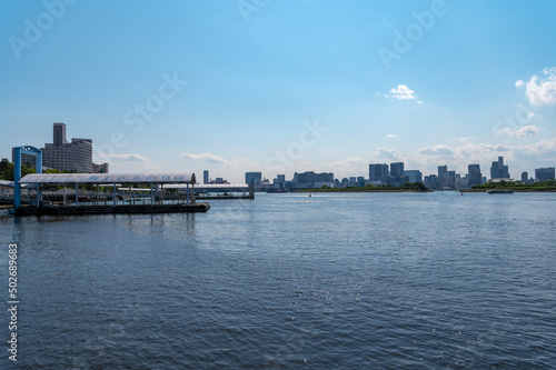 東京都港区台場から見た東京湾を望む都市景観 © zu_kuni