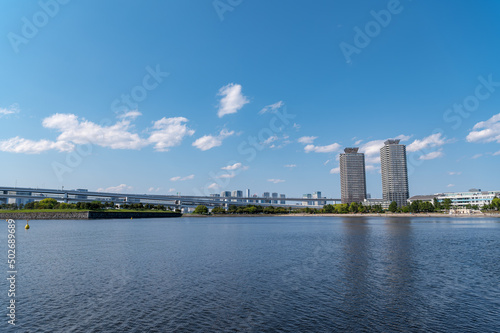 東京都港区台場から見た東京湾を望む都市景観 © zu_kuni