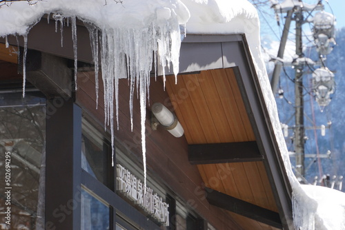 日本家屋の氷柱