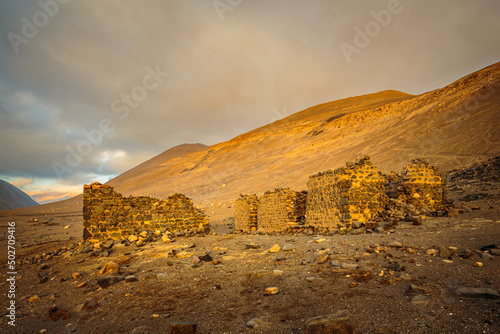 Foto Ruins of a small abadoned village in the Camina valley (quebrada de Camiña) in t
