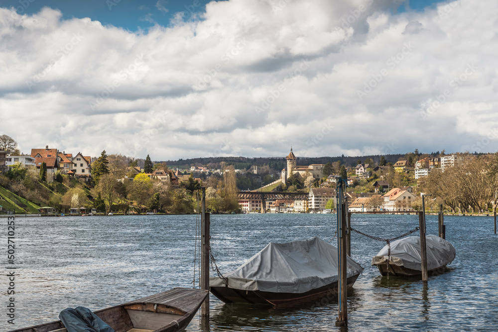 Obraz premium View over the Rhine to old town of Schaffhausen with the Munot Fortress, Canton of Schaffhausen, Switzerland