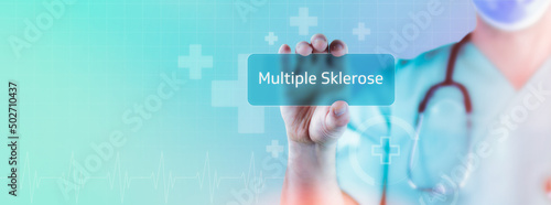 Multiple Sklerose (MS). Arzt hält virtuelle Karte in der Hand. Medizin digital