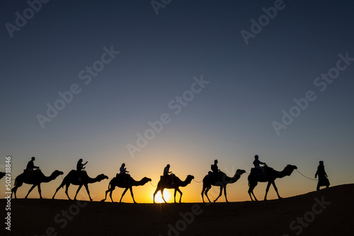 Caravana de camellos en el desierto