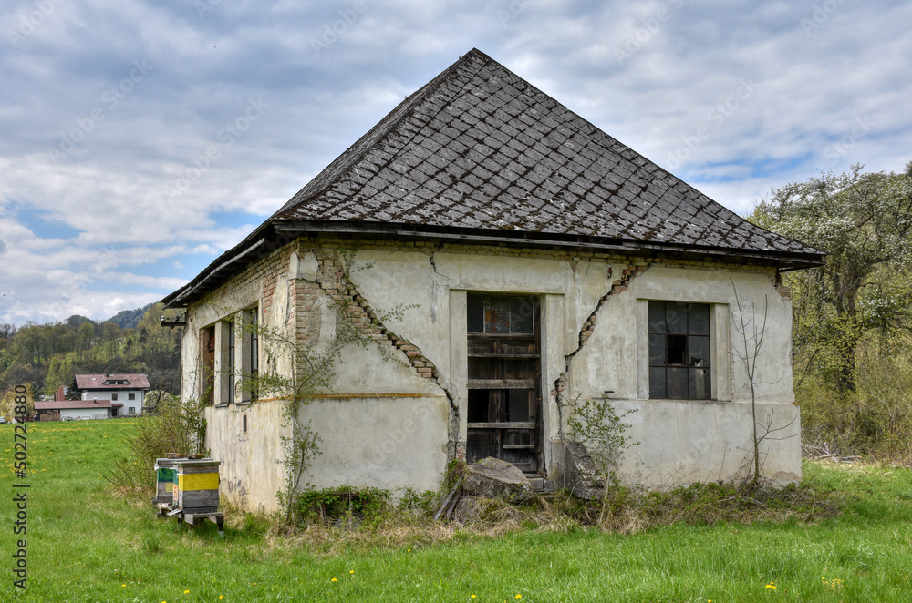 Obraz premium Pumpwerk, Pumpstation, Haus, Fenster, aufgelassen, Lost Place, desolat, eingeschlagen, vernagelt, Fensterglas, Fensterscheiben, Sprung, Mauer, Mauerwerk, Einsturzgefährdet, Installation, Urbex, Urban 