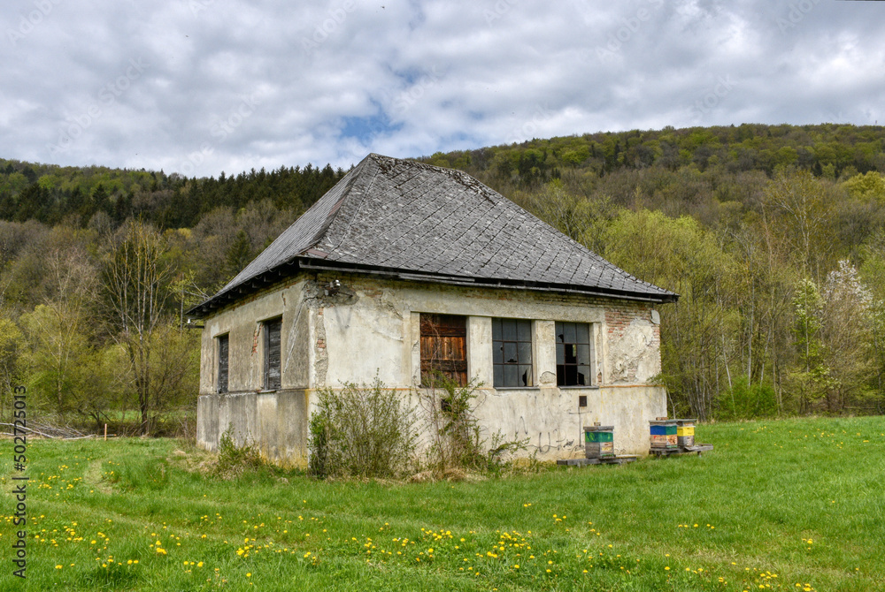 Obraz premium Pumpwerk, Pumpstation, Haus, Fenster, aufgelassen, Lost Place, desolat, eingeschlagen, vernagelt, Fensterglas, Fensterscheiben, Sprung, Mauer, Mauerwerk, Einsturzgefährdet, Installation, Urbex, Urban 