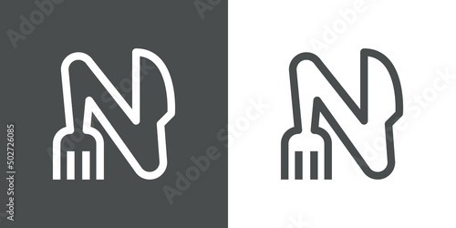 Logotipo restaurante con letra N con silueta de tenedor y cuchillo con líneas en fondo gris y fondo blanco