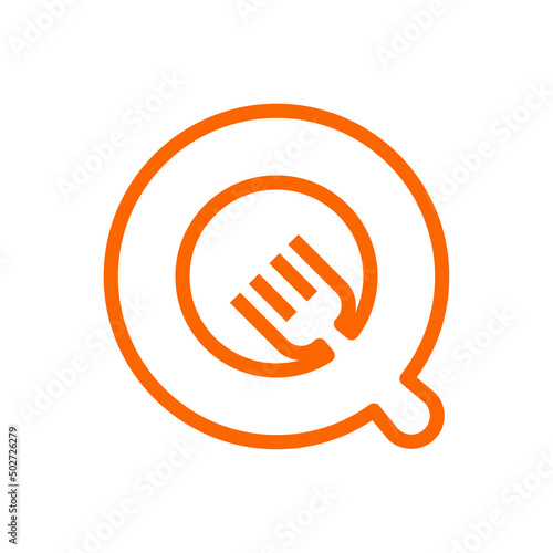 Logotipo restaurante con letra Q con silueta de tenedor en plato con líneas en color anaranjado