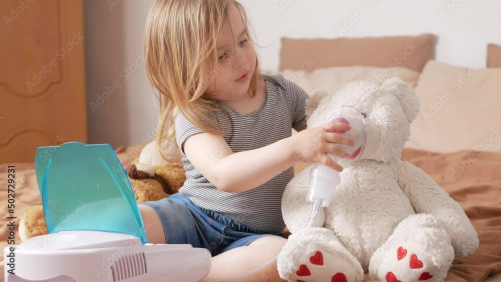Video „little girl threeyearold uses nebulizer, inhaler, breathes
