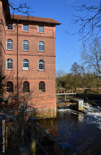 Historische Wasser Mühle am Fluss Böhme im Frühling in der Stadt Walsrode, Niedersachsen