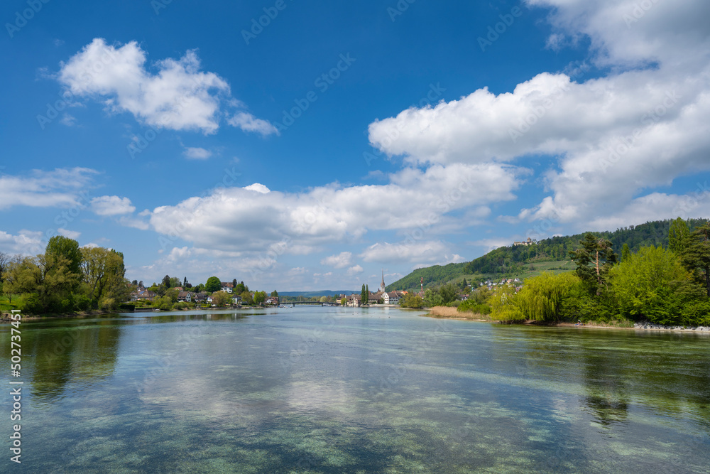 Blick über den Rhein bei Eschenz im Kanton Thurgau, am Horizont die Stadt Stein am Rhein