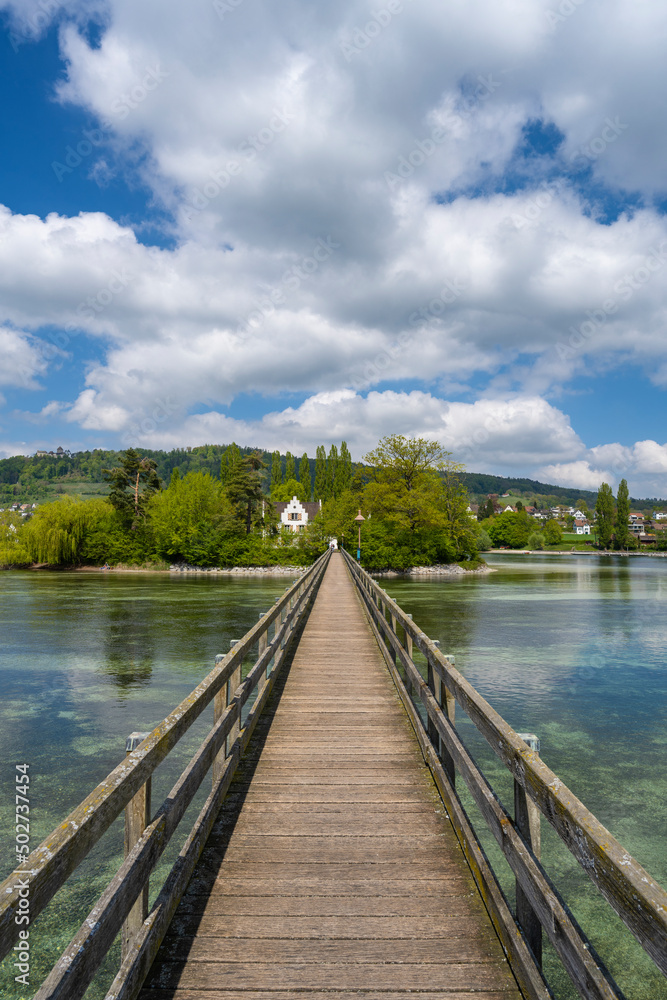 Holzbrücke über den Rhein zur Klosterinsel Werd Holzbrücke über den Rhein zur Klosterinsel Werd