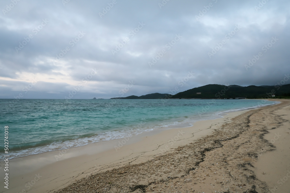長い砂浜が続く久米島のイーフビーチ
