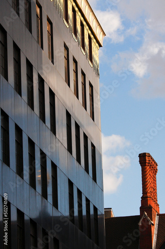 Londra, contrasto tra architettura storica e moderna photo