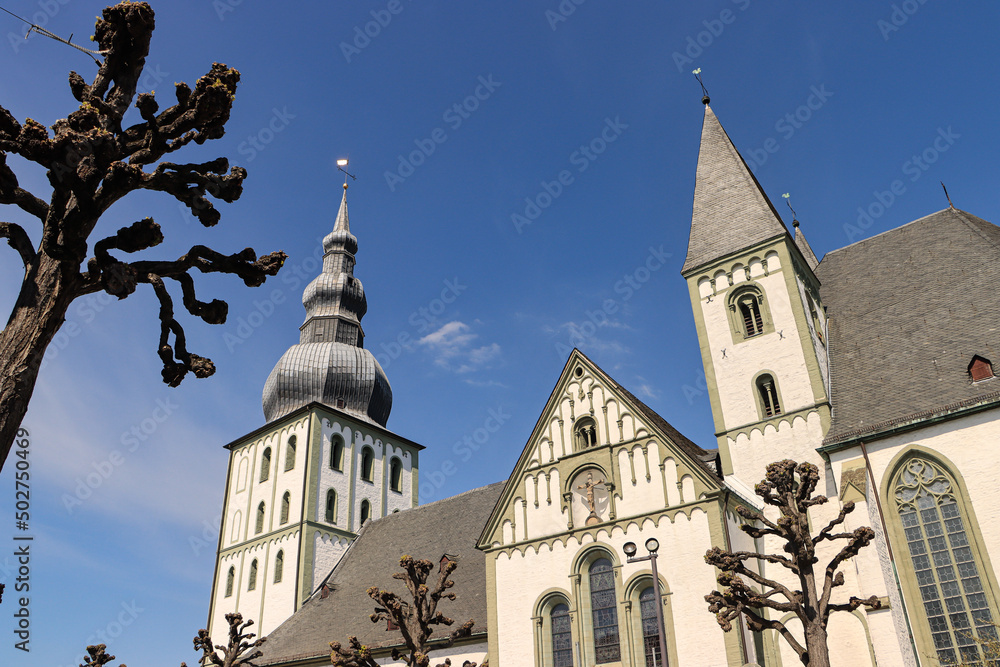 Obraz premium Große Marienkirche in Lippstadt; Blick von Süden auf Westturm; Querhaus und Chor