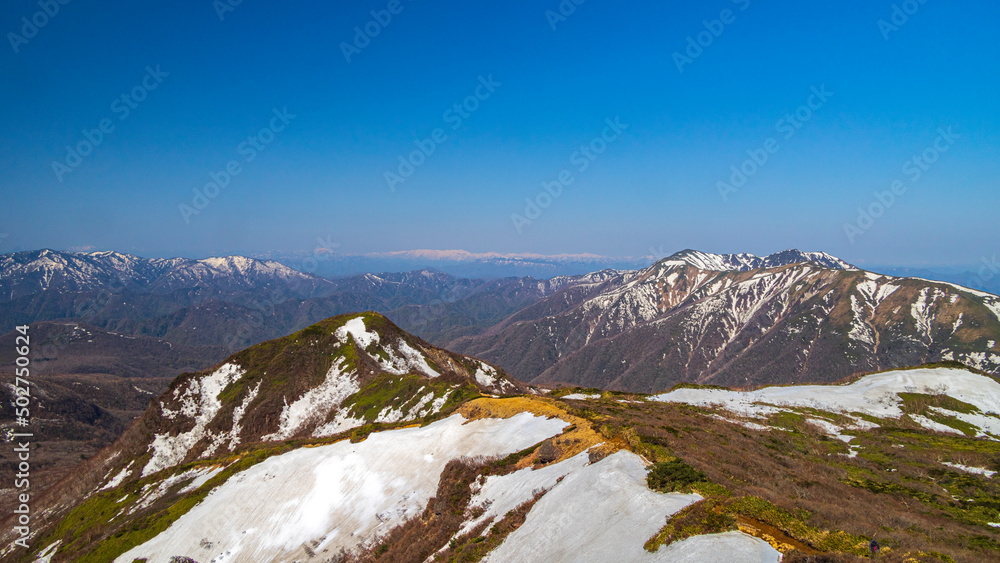 那須連山　雪の残る稜線　会津の山　好天