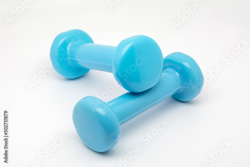 Mancuernas de color azul sobre fondo blanco para una sesión de deporte, fitness