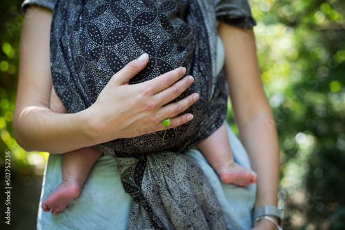 Mama nosi dziecko w chuście, nosidło do noszenia dzieci © Katarzyna Krociel