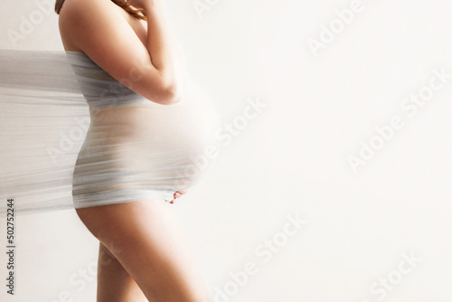 Kobieta w ciąży, brzuszek ciążowy, rodzice robią serce z dłoni na brzuchu, czekając na dziecko, serduszko z rąk, goły brzuch
