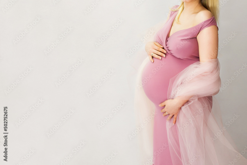 Kobieta w ciąży, brzuszek ciążowy, rodzice robią serce z dłoni na brzuchu, czekając na dziecko, serduszko z rąk, goły brzuch - obrazy, fototapety, plakaty 