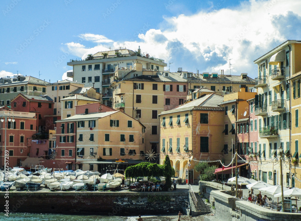 Vue sur les bâtiments colorés de Nervi région de Gênes en Italie, au bord du petit port de pêche