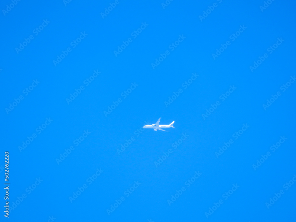 Obraz premium きれいな青空と飛行機 上昇する壁紙イメージ 空背景素材 日本