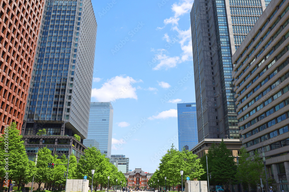 青空の東京駅と高層ビル