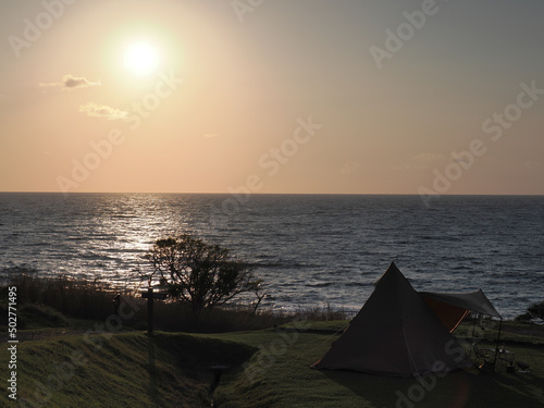 海辺で黄昏時のソロキャンプ