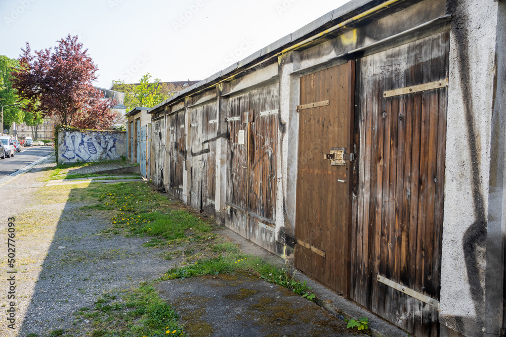 Alte Türen eines Garagenhofes