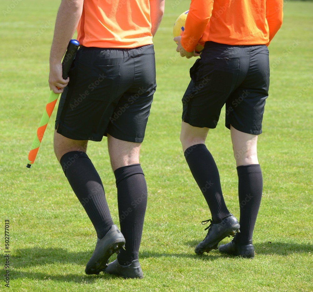 les arbitres sur le terrain de football les arbitres sur le terrain de football