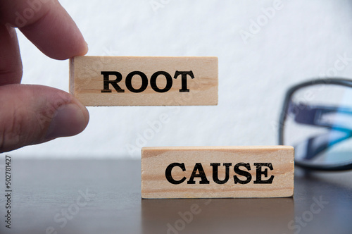 Obraz na plátně Hand holding wooden block with text - Root cause analysis