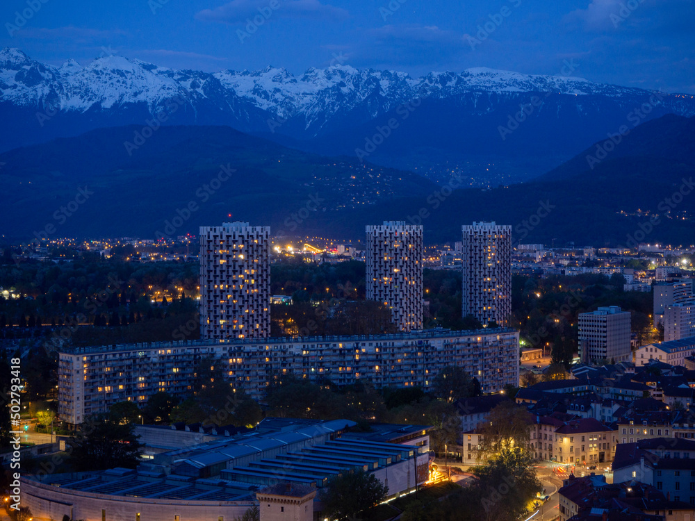 Fototapeta premium Les tours de Grenoble illuminés le soir