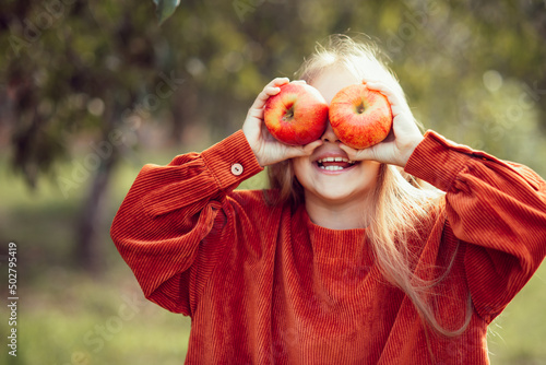 Obraz na plátně portrait of girl eating red organic apple outdoor