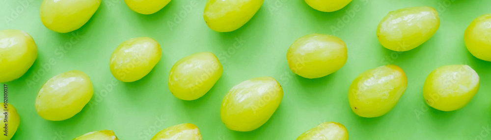 flat lay of delicious grapes on green, banner. - obrazy, fototapety, plakaty 