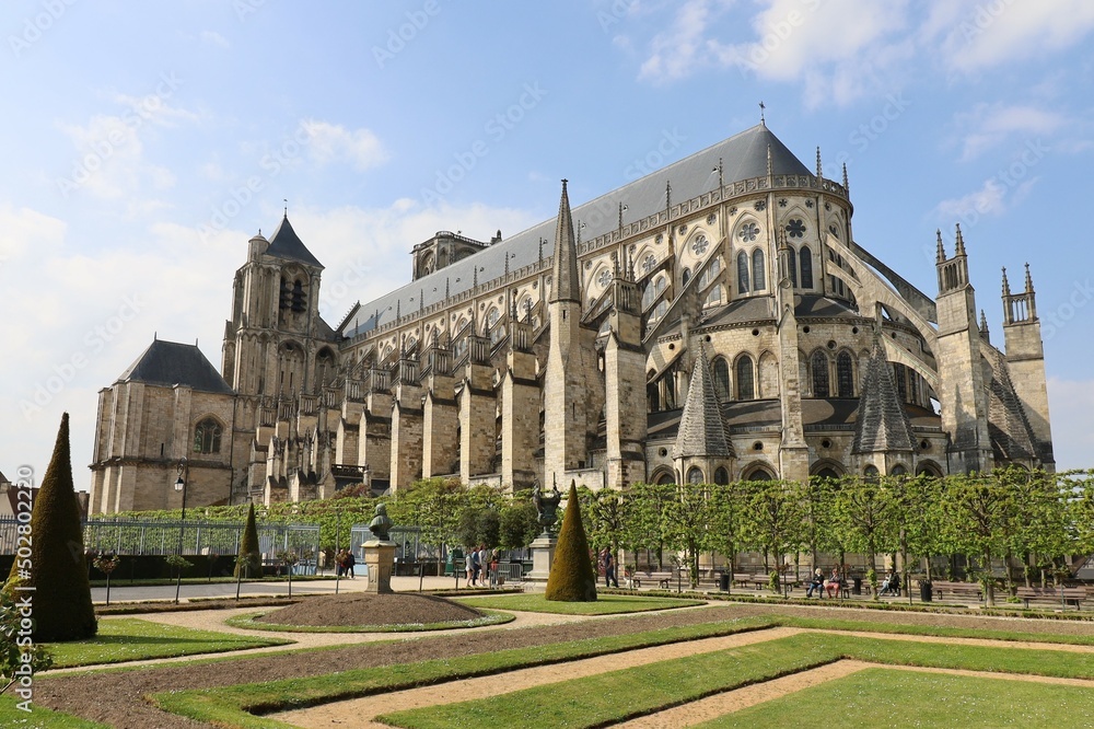 La cathédrale Saint Etienne, vue de l'extérieur, ville de Bourges, département du Cher, France