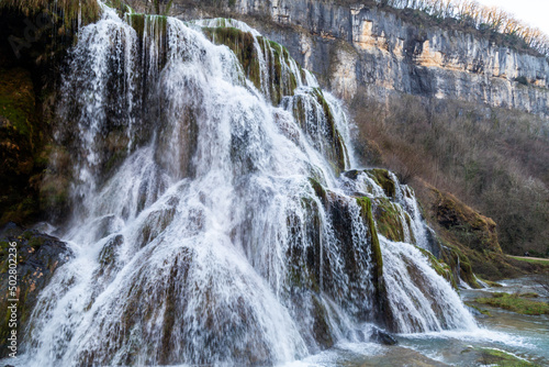Fotografia Les cascades des Tufs au fond de la reculée de Baume-les-Messieurs, dans le Jura, en Bourgogne Franche-Comté, parmi les plus belles cascades de France