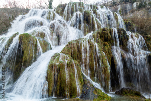 Les cascades des Tufs au fond de la reculée de Baume-les-Messieurs, dans le Jura, en Bourgogne Franche-Comté, parmi les plus belles cascades de France.